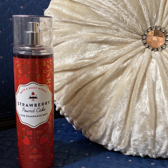 BATH & BODY WORKS SET. . . STRAWBERRY POUND CAKE SET SCENT - Picture 3 of 6